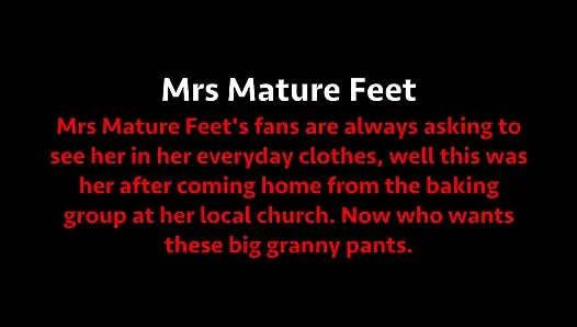 Mrs Mature Feet and her big granny pants 423