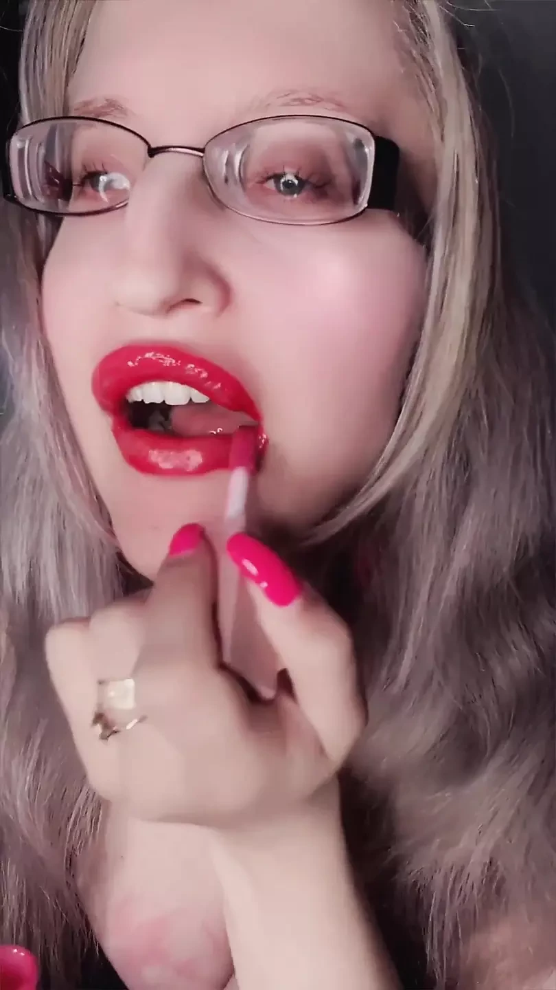 Peitos vermelhos grandes lábios bimbo joi