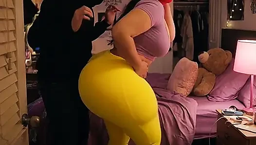 Latina mit dickem arsch in engen gelben leggings wird im schlafzimmer gedrückt
