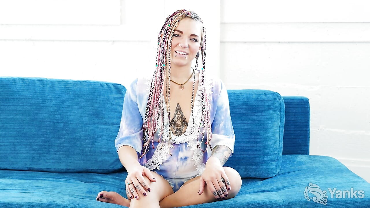 Pixie Lehaj抹油她的阴户