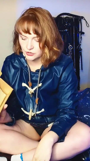 Δυνατή στιγμή από το "Funzze Thrusting Rabbit Review"
