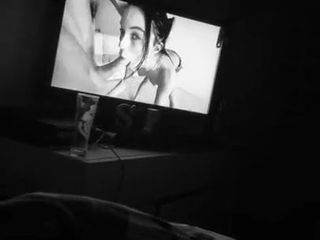 Berbicara kotor saat dia menonton film porno