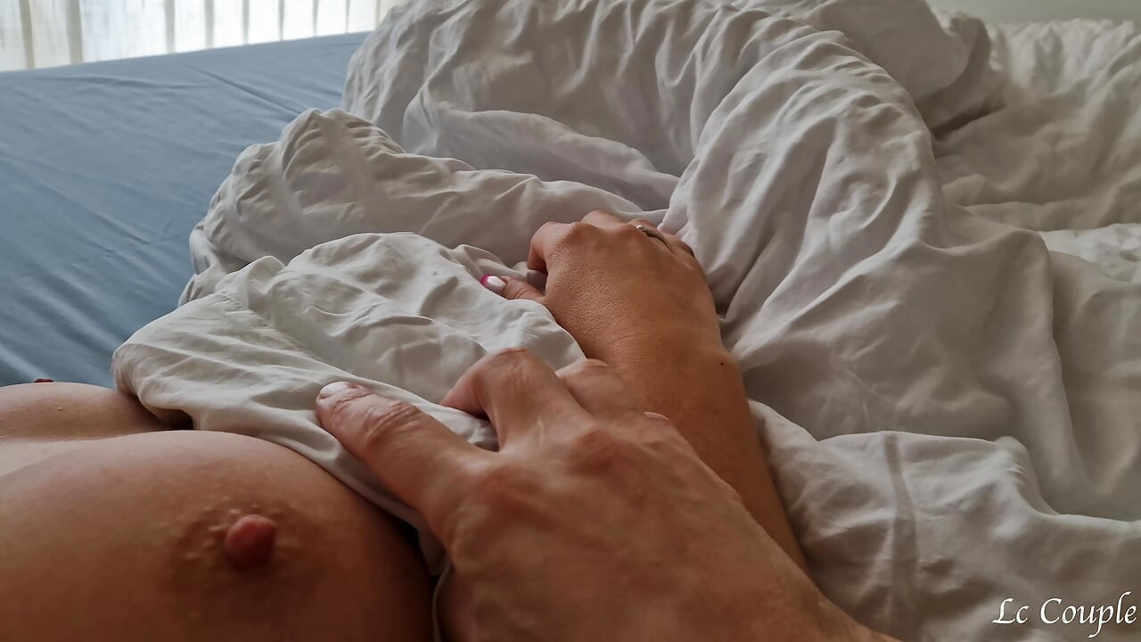 ผัวตื่นขึ้นมาเงี่ยนและทําให้เมียมีความสุขด้วยการเย็ดเธอและคลุมหีเธอด้วยยิงน้ําเงี่ยนครั้งใหญ่