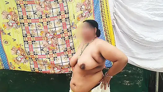 Geleneksel kerala tarzı giyinmiş yenge büyük seksi göğüslerini gösteriyor, üstsüz yürüyor
