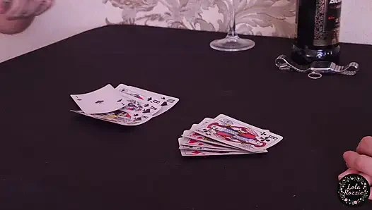 Kartu, Uang, Satu Kontol. Gadis itu kalah dari pria itu dalam permainan kartu karena menanggalkan pakaian dan disetubuhi