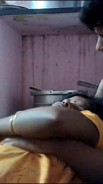 Nezaboravan trenutak iz "Indijske seoske kućanice seksi velike sise stišću"