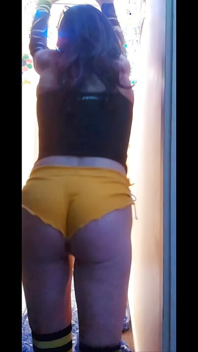 Obuci moje žute kratke hlače i crno-žute čarape i malo zadirkuj guzicu