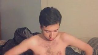 Сором&#39;язливий хлопець мастурбує в Інтернеті
