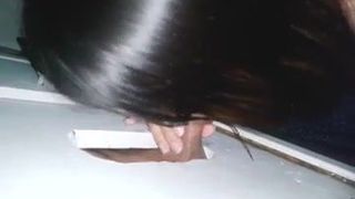Une salope cocu suce une bite d&#39;un inconnu au gloryhole