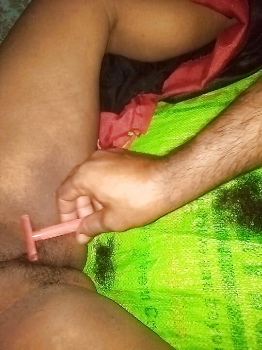 Bhabi ne baiya ke bal saf kiye fir chudai ki