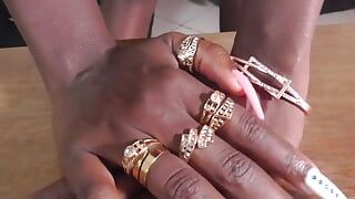 Feticcio della mano e delle unghie di una perla ebano