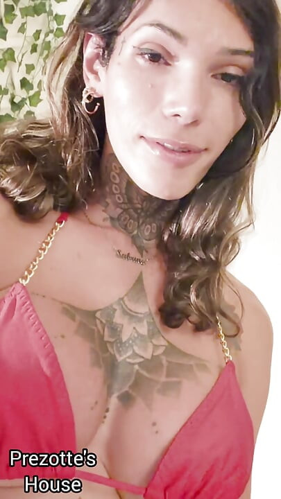 La shemale à grosse bite Sabrina Prezotte sensualise avec sa belle bite pour toi.