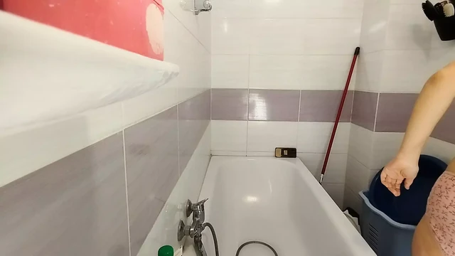 Amateur mom shaves her pussy hair.