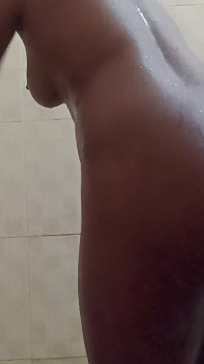 Apne best friend ke SAT ghumne gayi thi bathroom ke andar but under magic