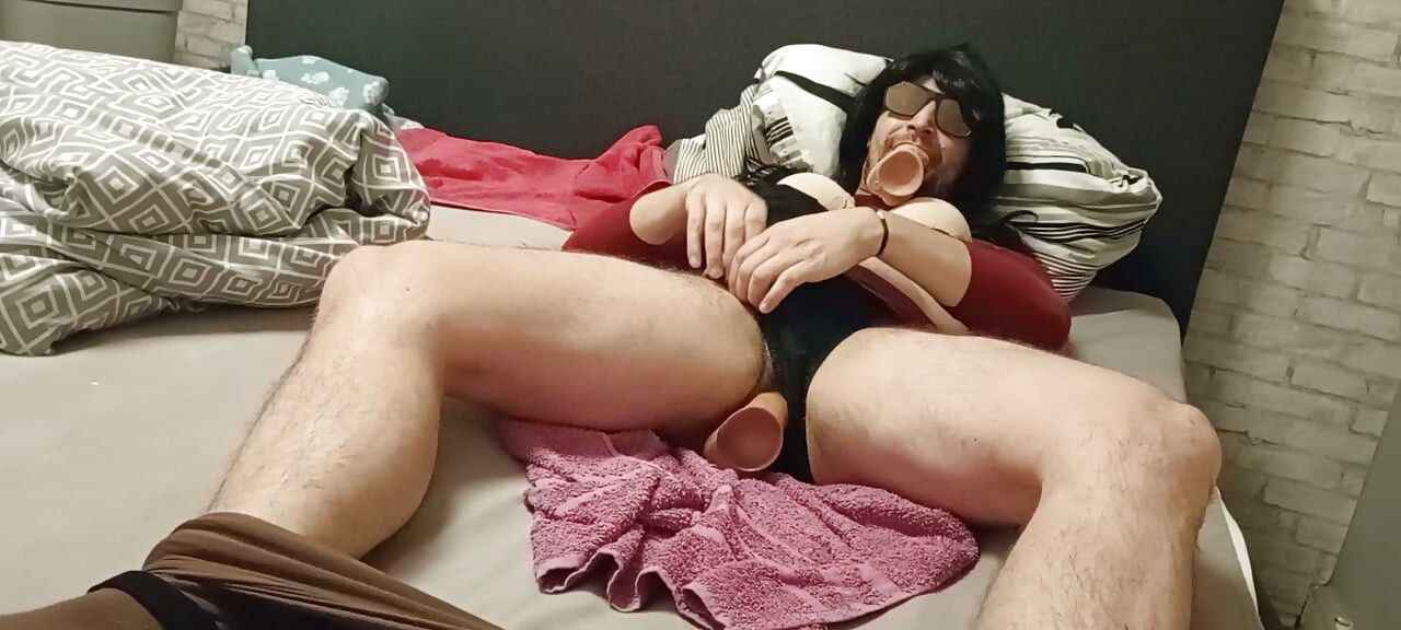 Kinky Julia forkæler sig selv med en lækker orgasme
