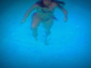 Mulher brincando na piscina com jatos