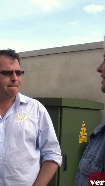 Γερμανίδα νοικοκυρά πλησίασε στο δρόμο για σεξ | Κλιπ 1