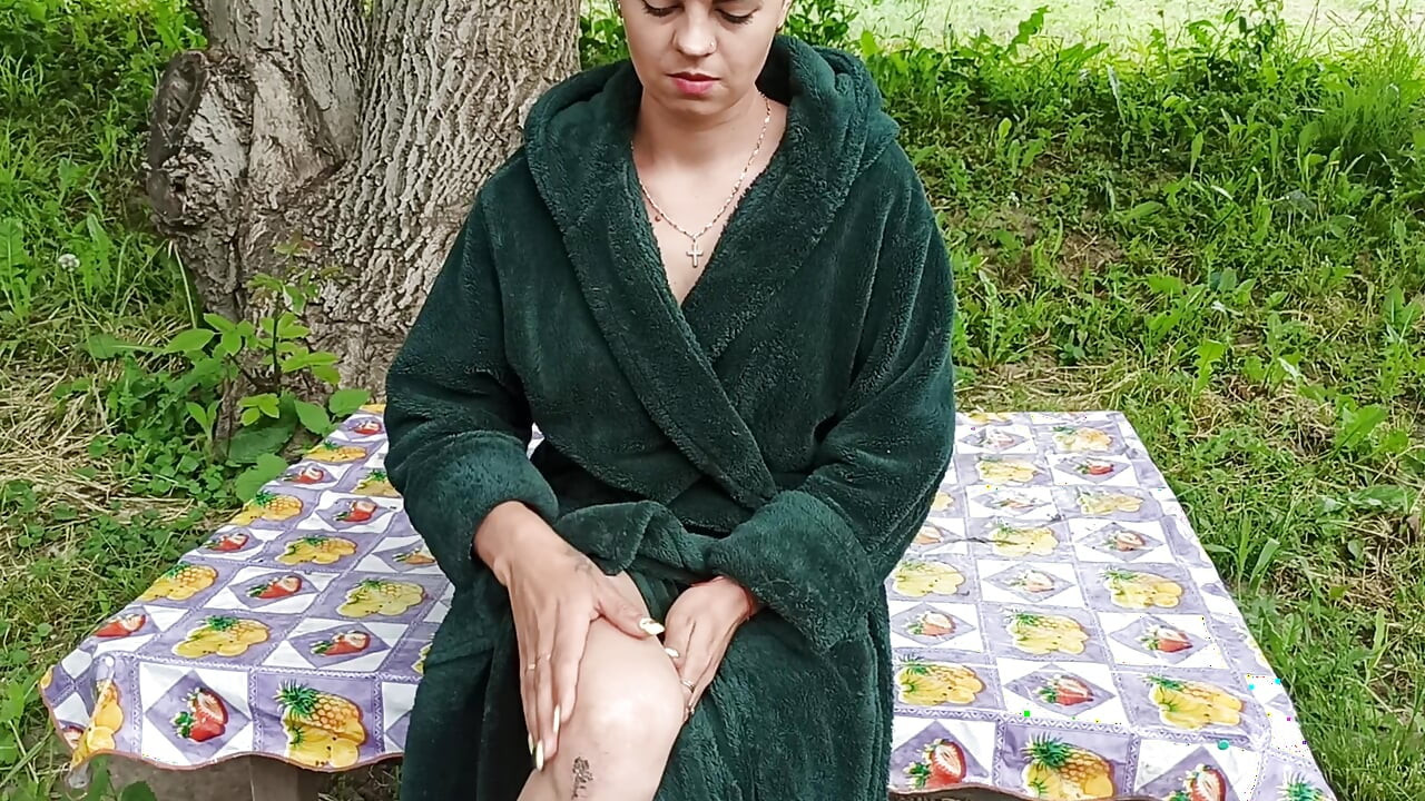 Vanjska, dlakava pička masturbacija