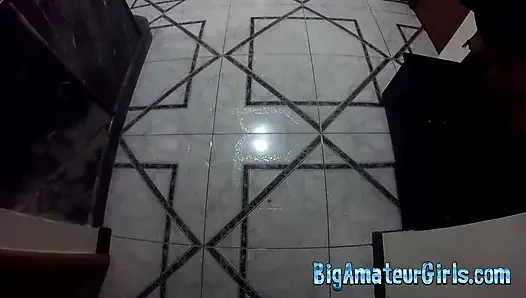 Большие красивые девушки трахают счастливого чувака
