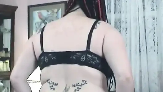 İri göğüslü dövmeli iri güzel kadın yarağa biniyor ve sonra boşalıyor