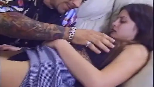 Memek sempit cewek ini dientot habis-habisan sama kontol besar pria kulit hitam sampai lubangnya menganga lebar