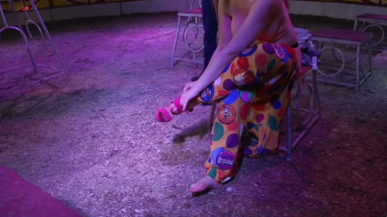 Sâni mari sexy futându-se în poziție de futut în public... la circ