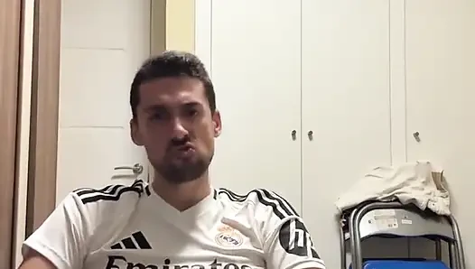 Futbolcu Banyoda Mastürbasyon Yapıyor Ve Çok Canavarca Boşalıyor