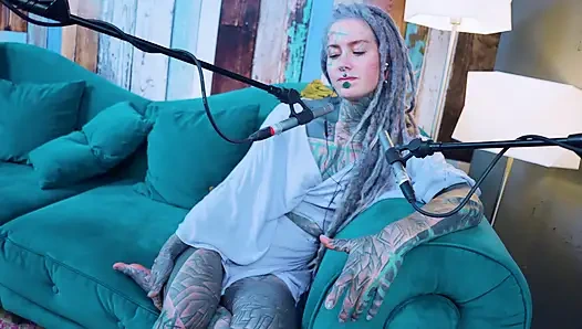 Ich spreche über G - Grattitude- ASMR podcast SFW spricht goth dünnes mädchen dreadlocks tattoo-model mit tinte mädchen