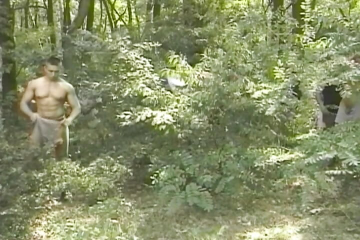 Attraktive französische schätzchen, die sperma nach heißer bukkake-action im freien teilen