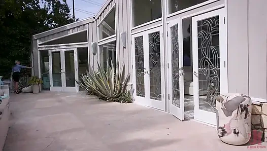 Pacar baru dientot gaya anal dan menghukum gadis nakal ibunya