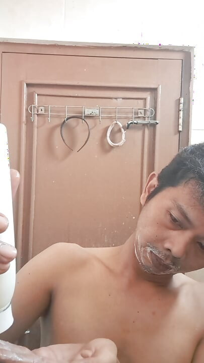 Exótico esfolado asiático homem adulto raspando