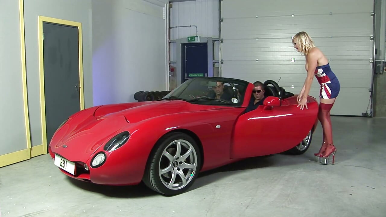 Hete blonde rijpe slet in een trio bij de auto
