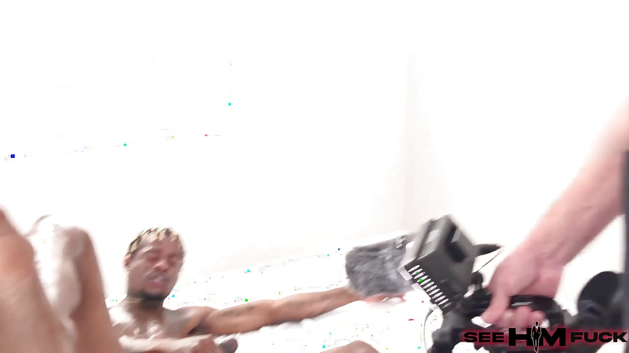 BTS-Damion Dayski tem Val Steele lambendo seu cu oleado no sofá!