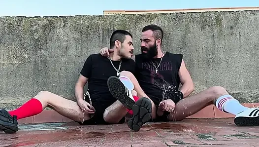 Rooftom'a işiyor ve sert sikişiyor. Sırılsıklam ıslak.