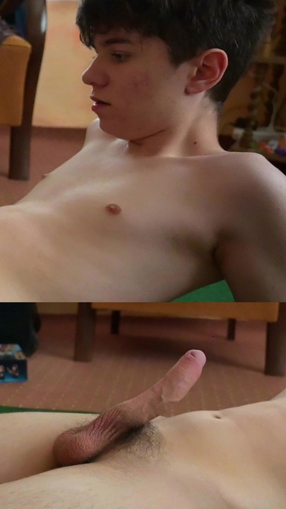 Школяр демонструє свій великий член під час перегляду порно