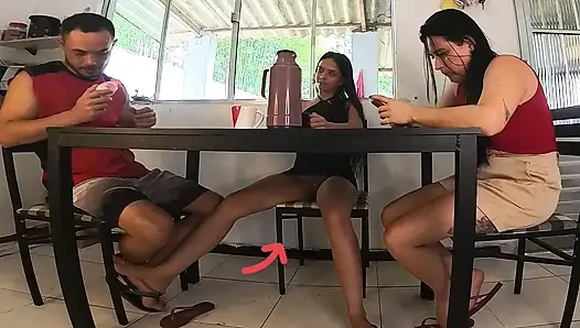Saya memberi suami teman saya blowjob dan vagina di bawah meja pada hari ulang tahunnya