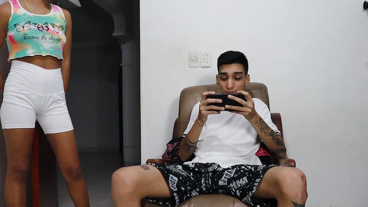 MINHA MEIA-IRMÃ ESTAVA FAZENDO A LIMPEZA NO QUARTO E ME SEDUZIU PARA TRANSAR COM ELA PORQUE ELA ESTAVA ESTRESSADA, EU COLOCO MEU PAU NELA MUITO RICA
