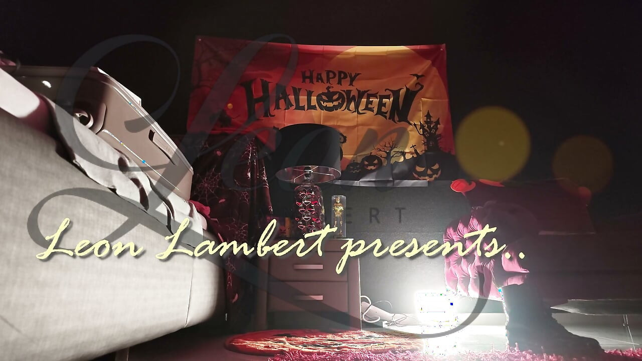Abszolút csábítás és farkas csiklandozás szuper intenzív kézimunkával Halloweenre egy kanos és szexi barna csajtól