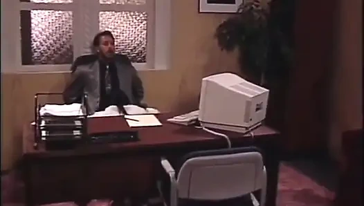 Schönes asiatisches mädchen mit großen möpsen fickt muschi zu dritt im büro