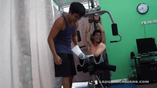 Chico asiático Argie cosquillas en el gimnasio
