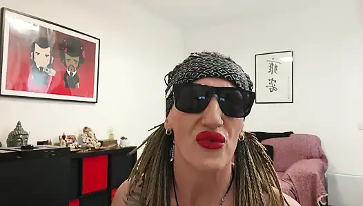 Мой раб получает по заслугам.