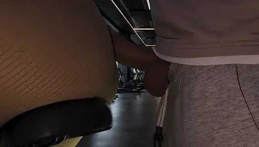 Harter sex mit einem fremden im Fitnessstudio und er kam 2 Mal.