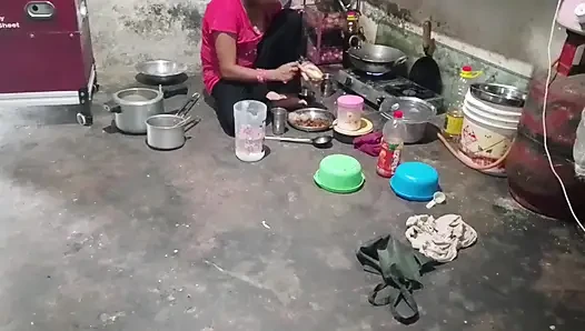 Yenge ke yarak emiyor ke apni göğüsler pe pani niki Hintçe ses