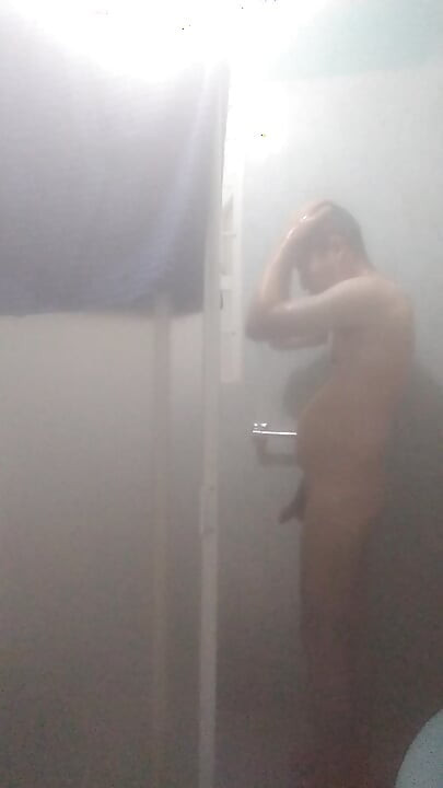 Pria telanjang di kamar mandi