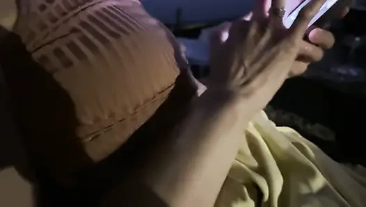 Sexy braless ehefrau erreicht in der Öffentlichkeit einen orgasmus, als ich ihren kitzler in einer nachtbar reibe