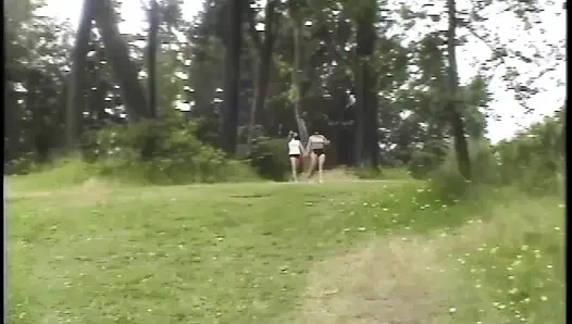 Gerçek hayattaki lezbo aşıkları açık havada amcık yalıyor