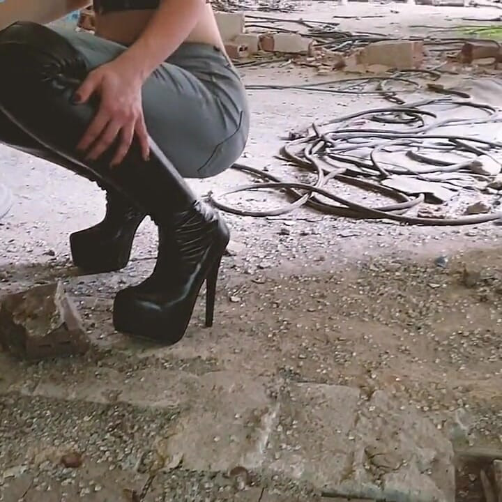 Boots, Jeans & Crushing Tease in an Abandoned Building