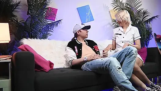 Ateşli iş orta yaşlı seksi kadın bir adamın yarağını emiyor ve orgazm olmak için onu sıvazlıyor!