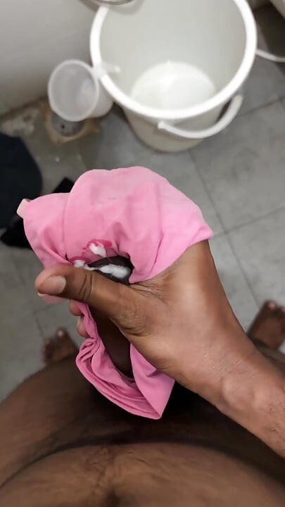 의붓아들 팬티를 입고 두꺼운 흑인 대물 자지 흔들기