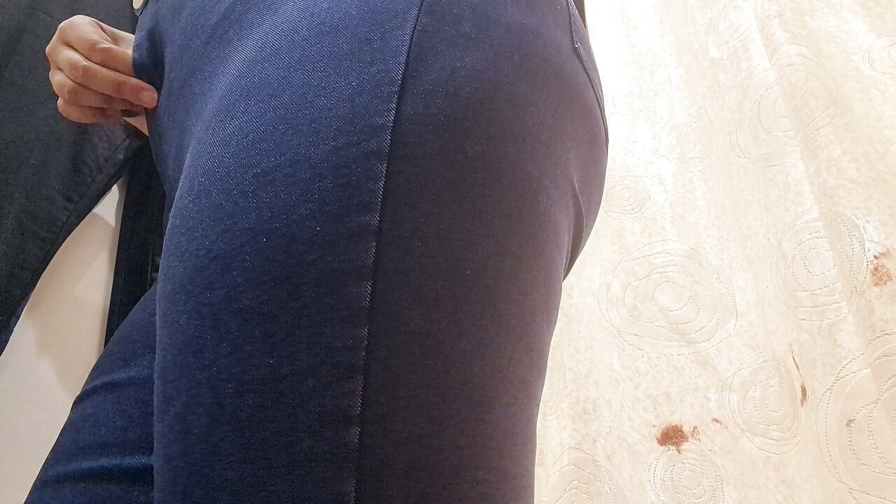 Fitting Room Tease - Γυμνά Πόδια & Εσώρουχα Που Σφίγγονται Σε Στενό Τζιν